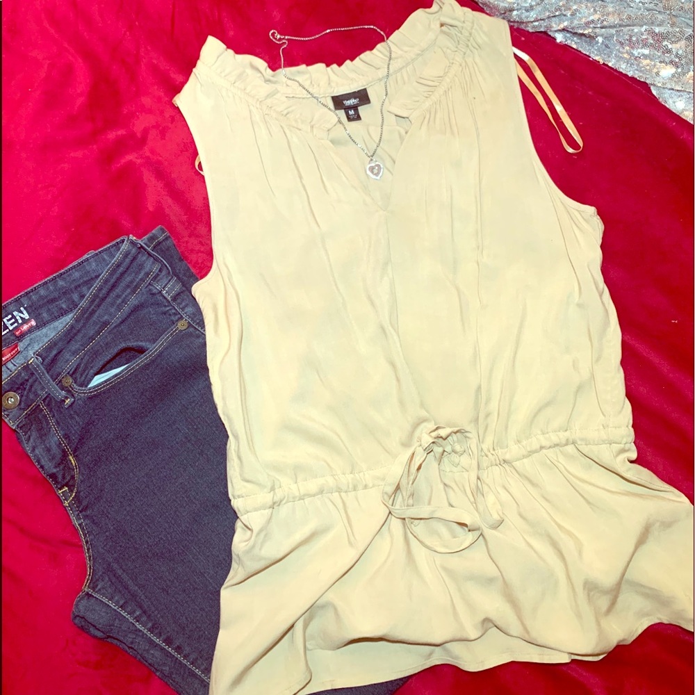 ✨NEW- Woman’s tan blouse